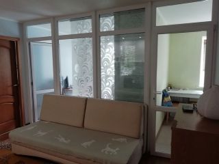 Продается двухкомнатная квартира свежий ремонт с мебелью фото 2 Барнаул