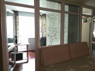 Продается двухкомнатная квартира свежий ремонт с мебелью фото 5 Барнаул