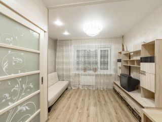 Продаю однушку установлены натяжные потолки с мебелью фото Архангельск