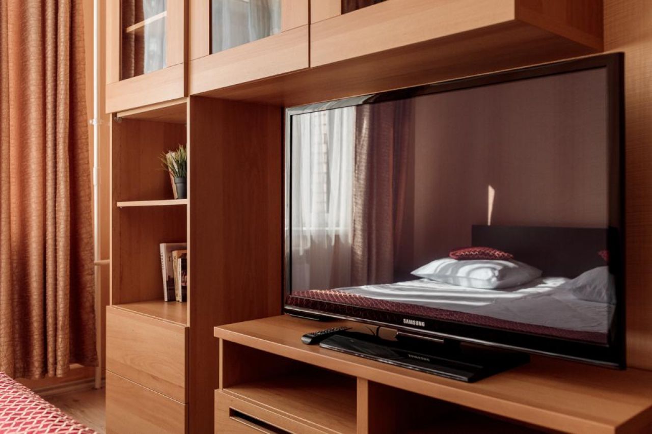 В комнате имеется мебель. 1-Комн. Квартира, 43,4 м² в ЖК «серебряные зеркала» Дивенская 5.
