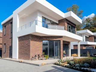 Продаю кирпично-монолитный коттедж черновая отделка видеонаблюдение с коммуникациями фото Сочи