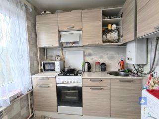 Продается двухкомнатная квартира с коммуникациями установлены натяжные потолки фото 3 Петрозаводск