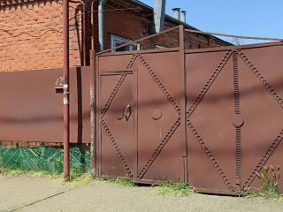 Продаю блочный дом требуется косметический ремонт с коммуникациями металлические ворота фото Краснодар