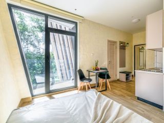 Продается студия ремонт по авторскому проекту панорамные окна с мебелью фото Москва