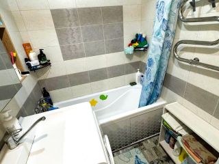 Продаю двушку отличный ремонт возможен торг с мебелью фото 4 Магнитогорск