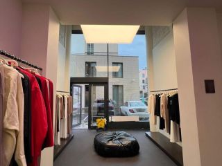 Продается бизнес свободного назначения отдельный вход фото Москва