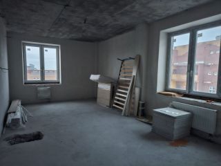 Продам 8 комнатную квартиру черновая отделка установлены пластиковые окна фото Тюмень