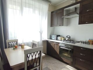 Продам 2 комнатную квартиру ремонт по авторскому проекту в центре города кирпичный фото 2 Омск