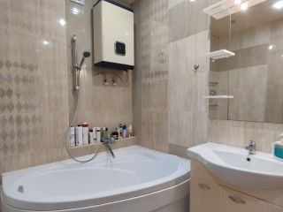 Продам 2 комнатную квартиру ремонт по авторскому проекту в центре города кирпичный фото 17 Омск