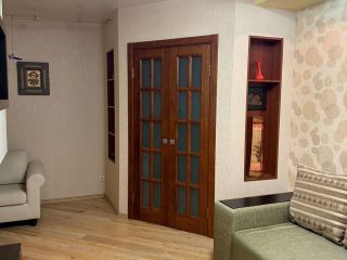 Продается двухкомнатная квартира установлены натяжные потолки с мебелью фото 4 Москва