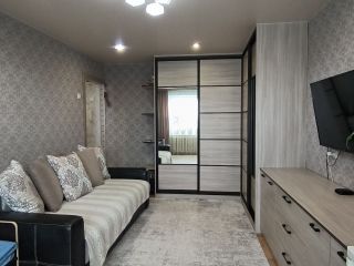 Продам однокомнатную квартиру косметический ремонт пластиковые окна установлены натяжные потолки фото Омск