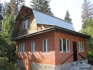 Продам кирпичный дом есть баня металлические ворота фото Жуков