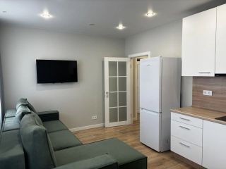 Продается однокомнатная квартира установлены натяжные потолки с мебелью фото Москва
