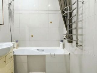 Продается 2 комн. квартира с индивидуальным отоплением евроремонт с мебелью отличное место фото 4 Армавир
